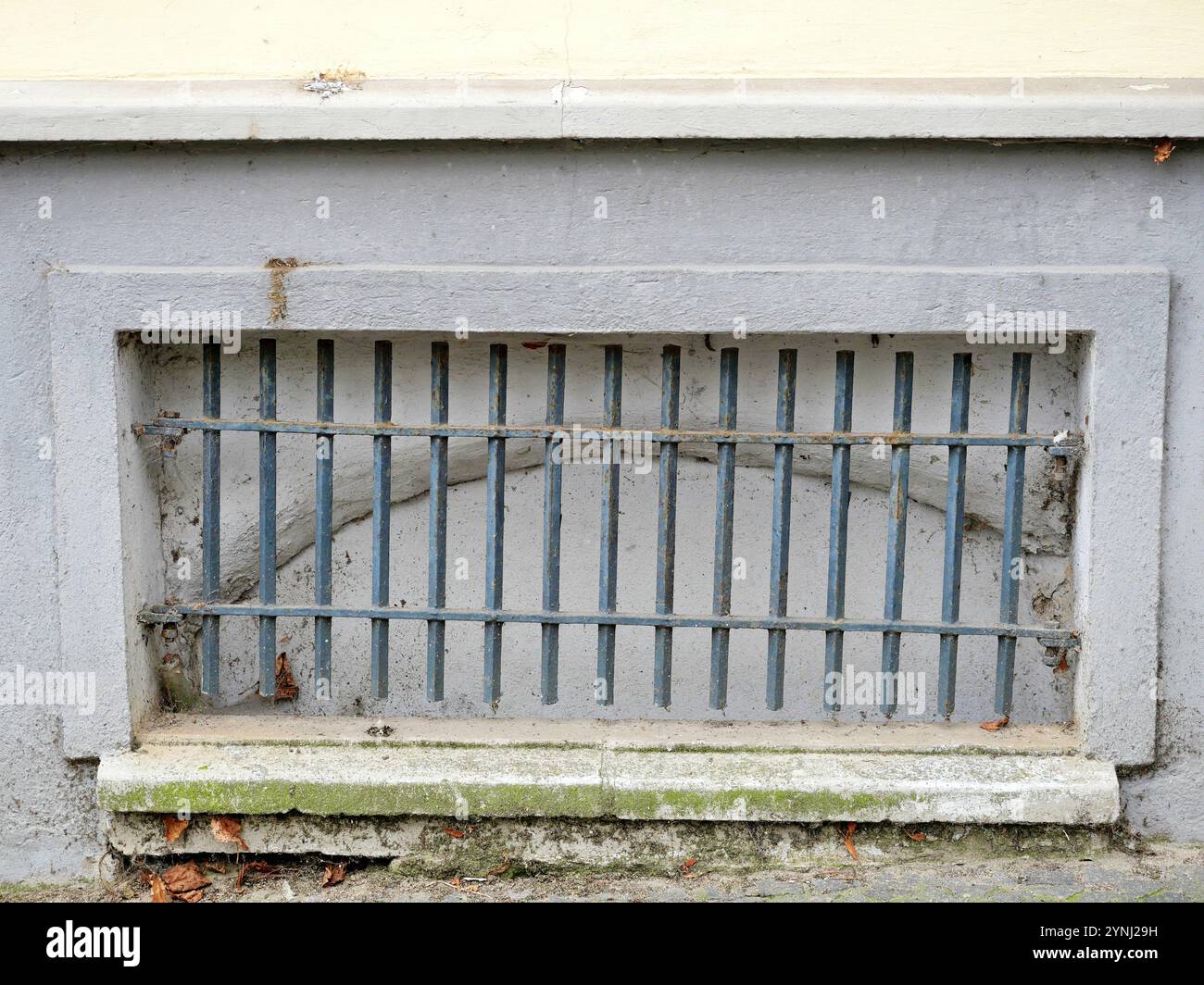 Albero della luce della cantina - murato - griglia - pavimento in mattoni - pozzo luminoso con grat. Uno sguardo autentico al passato. Foto Stock