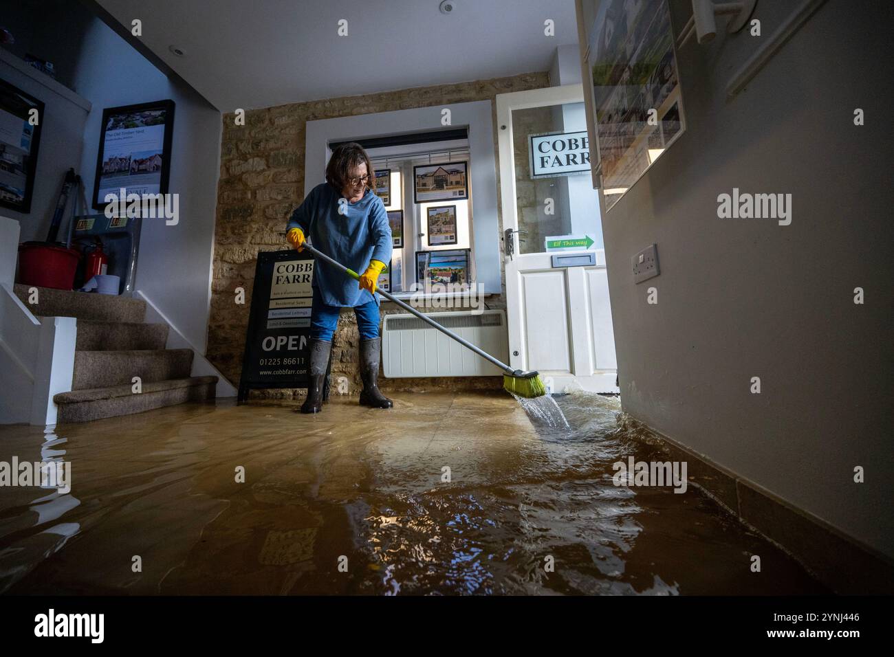 Le aziende si ripuliscono dopo le inondazioni a Bradford, su Avon, dove il fiume Avon ha fatto scoppiare le sue rive a seguito della forte pioggia di Storm Bert. Foto Stock