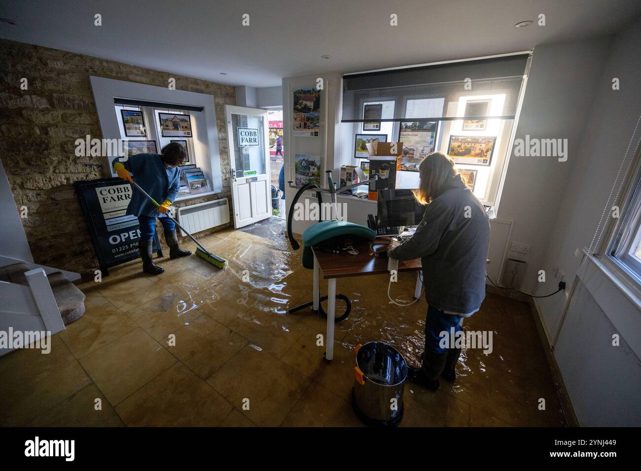 Le aziende si ripuliscono dopo le inondazioni a Bradford, su Avon, dove il fiume Avon ha fatto scoppiare le sue rive a seguito della forte pioggia di Storm Bert. Foto Stock