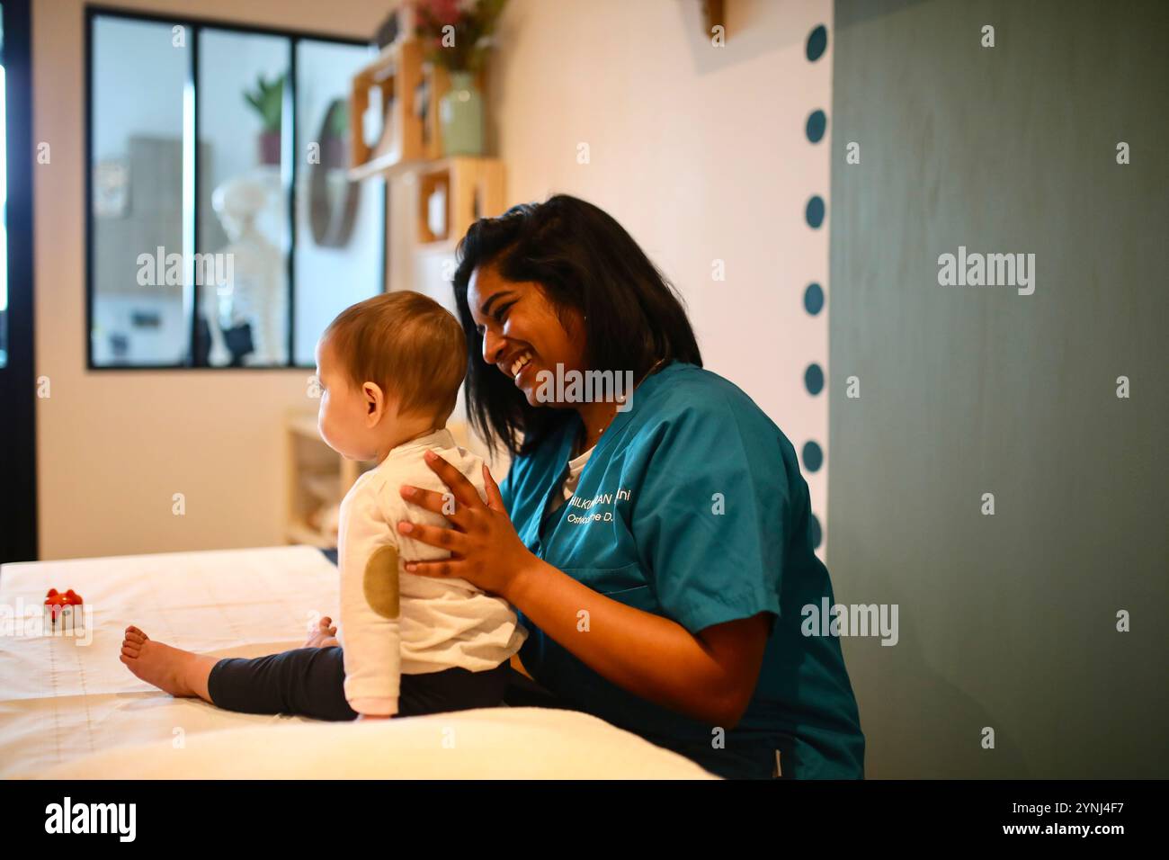 Brindini Senthilkumaran un osteopato nella regione di Parigi esegue un test del diaframma su un neonato. Questo può aiutare la digestione e ripristinare la mobilità della gabbia toracica nei bambini affetti da coliche, reflusso gastroesofageo o infezioni virali. Brindini Senthilkumaran è un osteopato francese specializzato nella cura perinatale e nella salute delle donne. Foto Stock