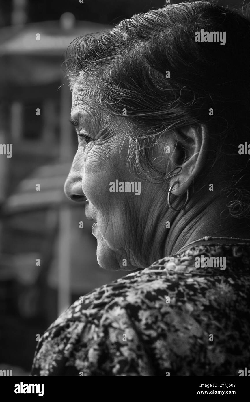 Una vecchia donna non identificata, primo piano, foto in bianco e nero Foto Stock