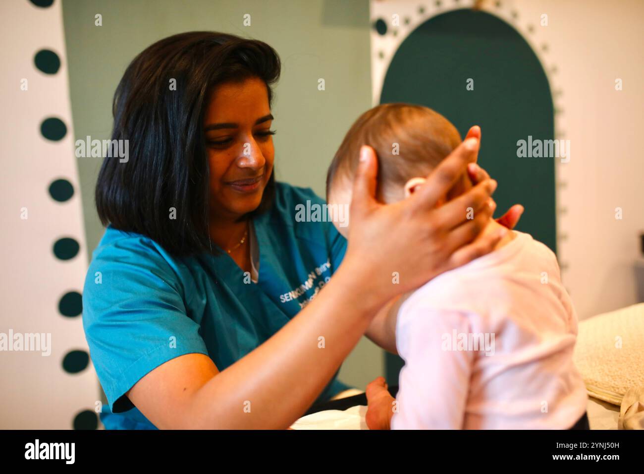 Jossigny, Francia. 15 febbraio 2023. Brindini Senthilkumaran, un osteopato nella regione di Parigi, esegue un test di decompressione sulla base del cranio di un bambino. Brindini Senthilkumaran è un osteopato francese specializzato nella cura perinatale e nella salute delle donne. (Foto di Apolline Guillerot-Malick/SOPA Images/Sipa USA) credito: SIPA USA/Alamy Live News Foto Stock