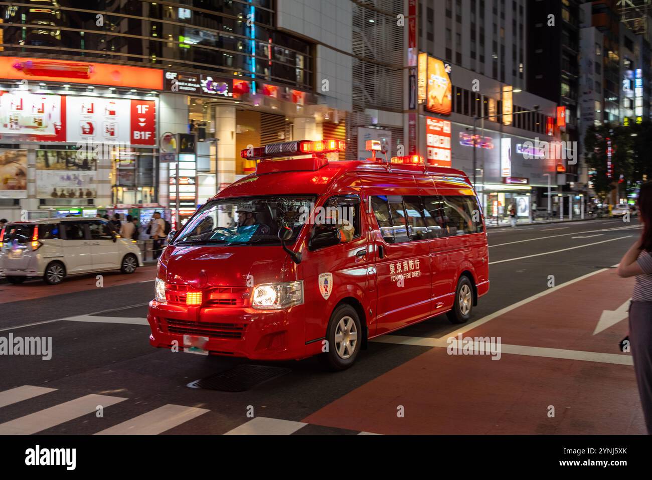 Veicolo di emergenza dei vigili del fuoco di Tokyo in servizio nella vibrante notte della città Foto Stock