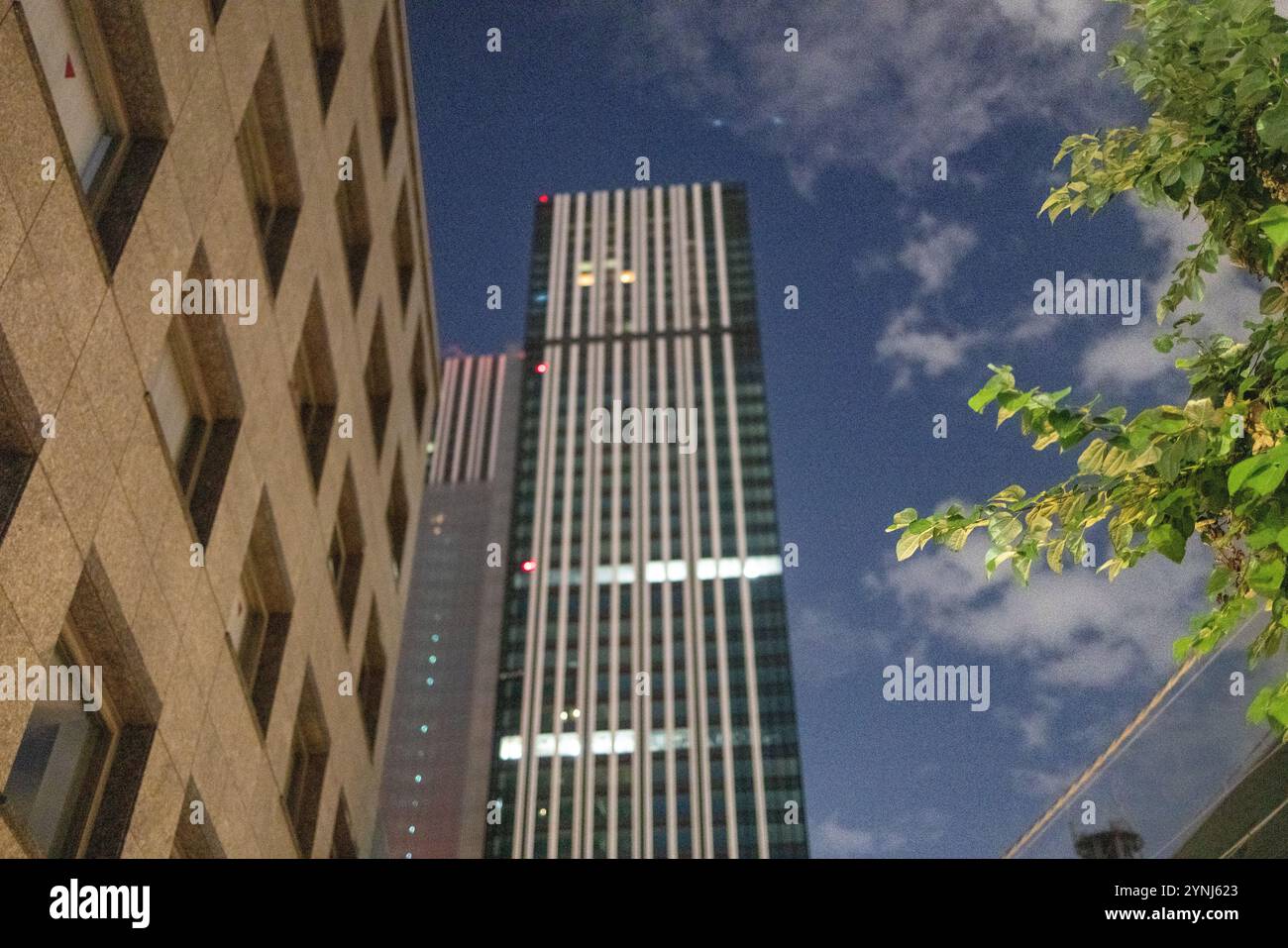 Grattacieli urbani contro un cielo crepuscolo Foto Stock