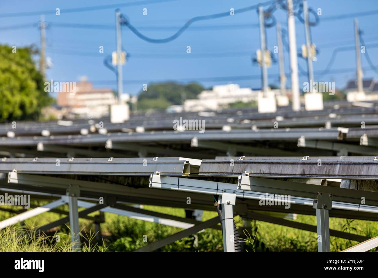 Infrastruttura di energia solare con sfondo Blue Sky Foto Stock