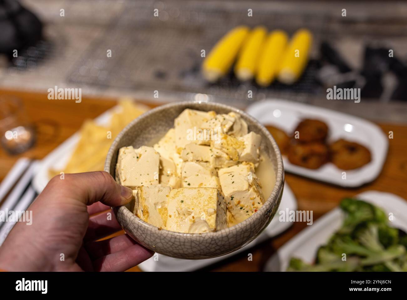 Tofu Bowl appena condito in cucina giapponese Foto Stock