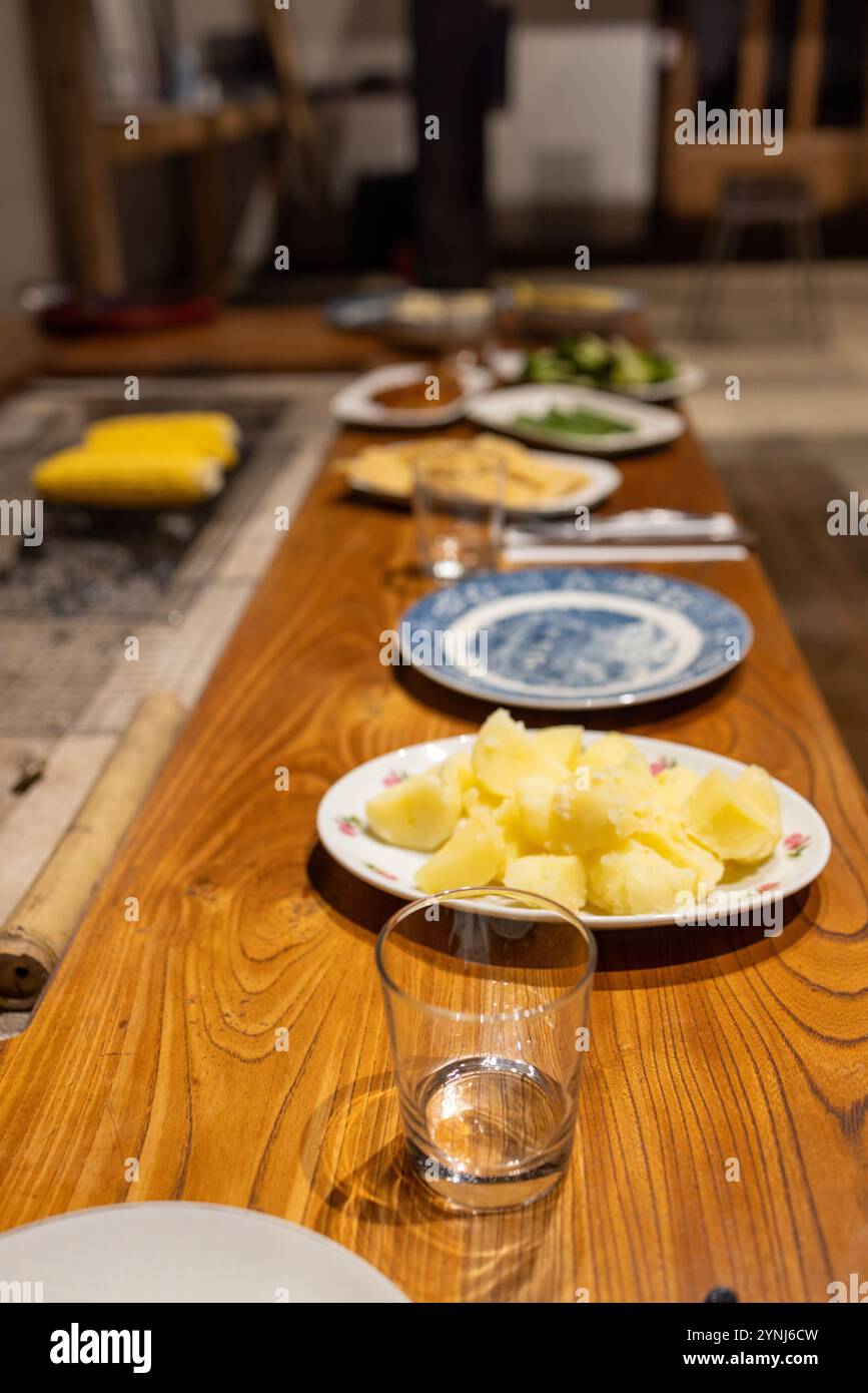 Tavolo da pranzo rustico Giapponese con cucina autentica Foto Stock
