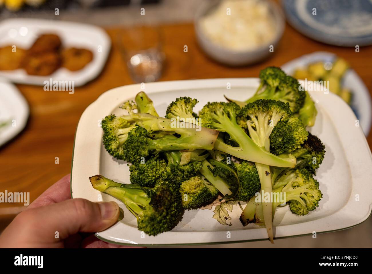 Piatto di Broccoli appena arrostiti in un tradizionale ambiente da pranzo Giapponese Foto Stock
