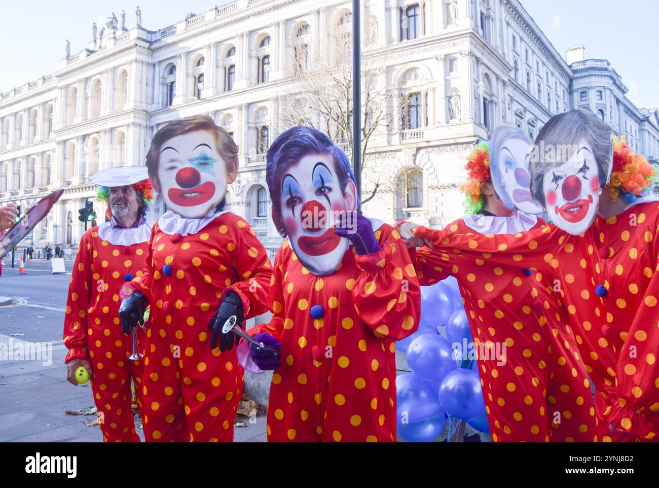 Londra, Regno Unito. 26 novembre 2024. Gli attivisti della PETA vestiti da clown e con le maschere degli ex primi ministri del Regno Unito organizzano una protesta fuori Downing Street, invitando l'attuale primo ministro Keir Starmer a smettere di "clown around" e a porre fine agli esperimenti sugli animali. Crediti: Vuk Valcic/Alamy Live News Foto Stock