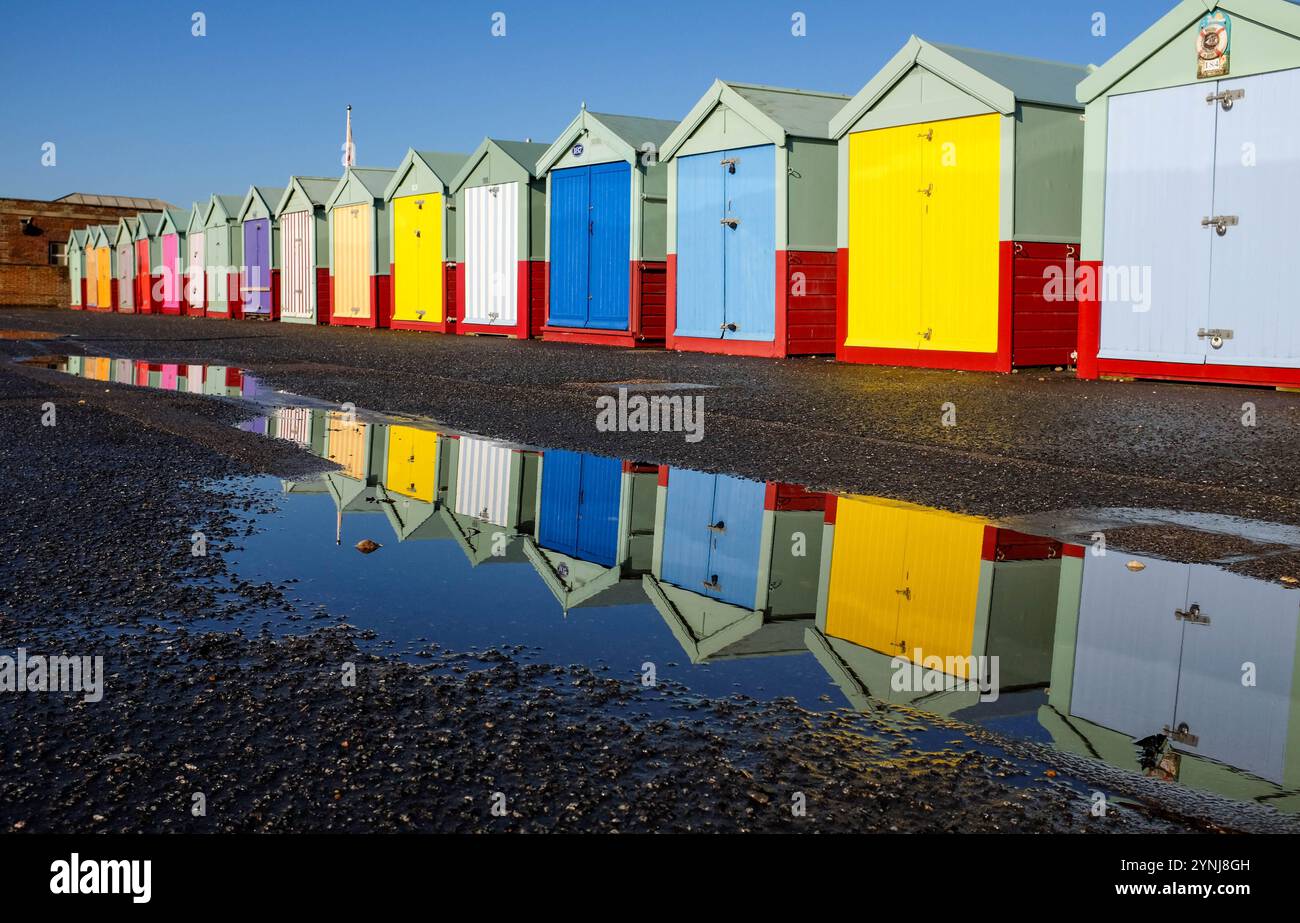 Brighton UK 26 novembre 2024 - Una bella giornata di sole lungo il lungomare di Hove, oltre le colorate capanne sulla spiaggia dopo che Storm Bert aveva causato il caos in tutto il Regno Unito: Credit Simon Dack / Alamy Live News Foto Stock