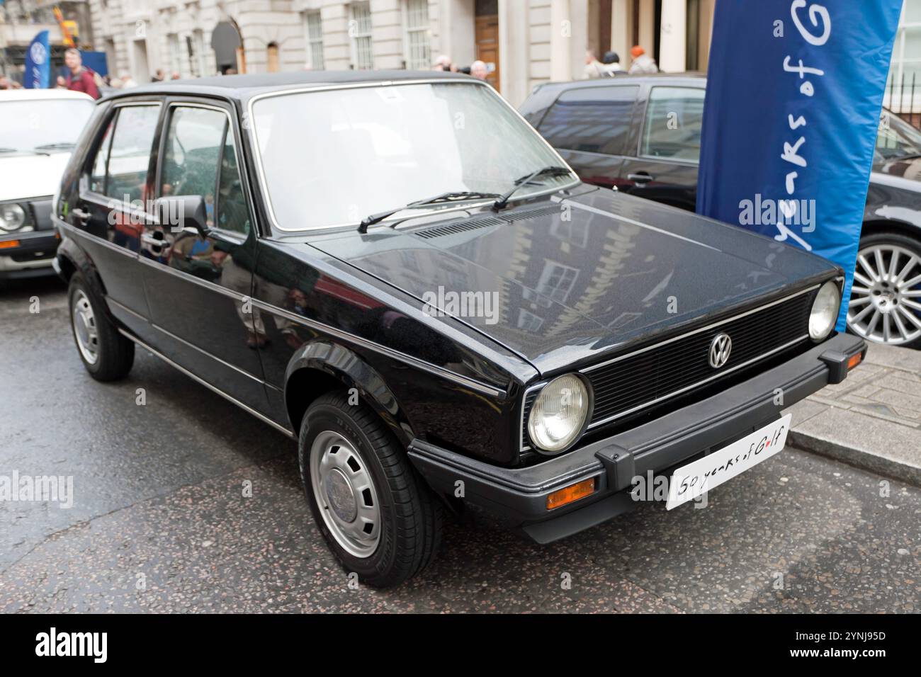 Vista frontale di tre quarti di un Mk 1 Volkswagen Golf GL, in mostra al Pall Mall, durante lo spettacolare St James Motoring 2024 Foto Stock