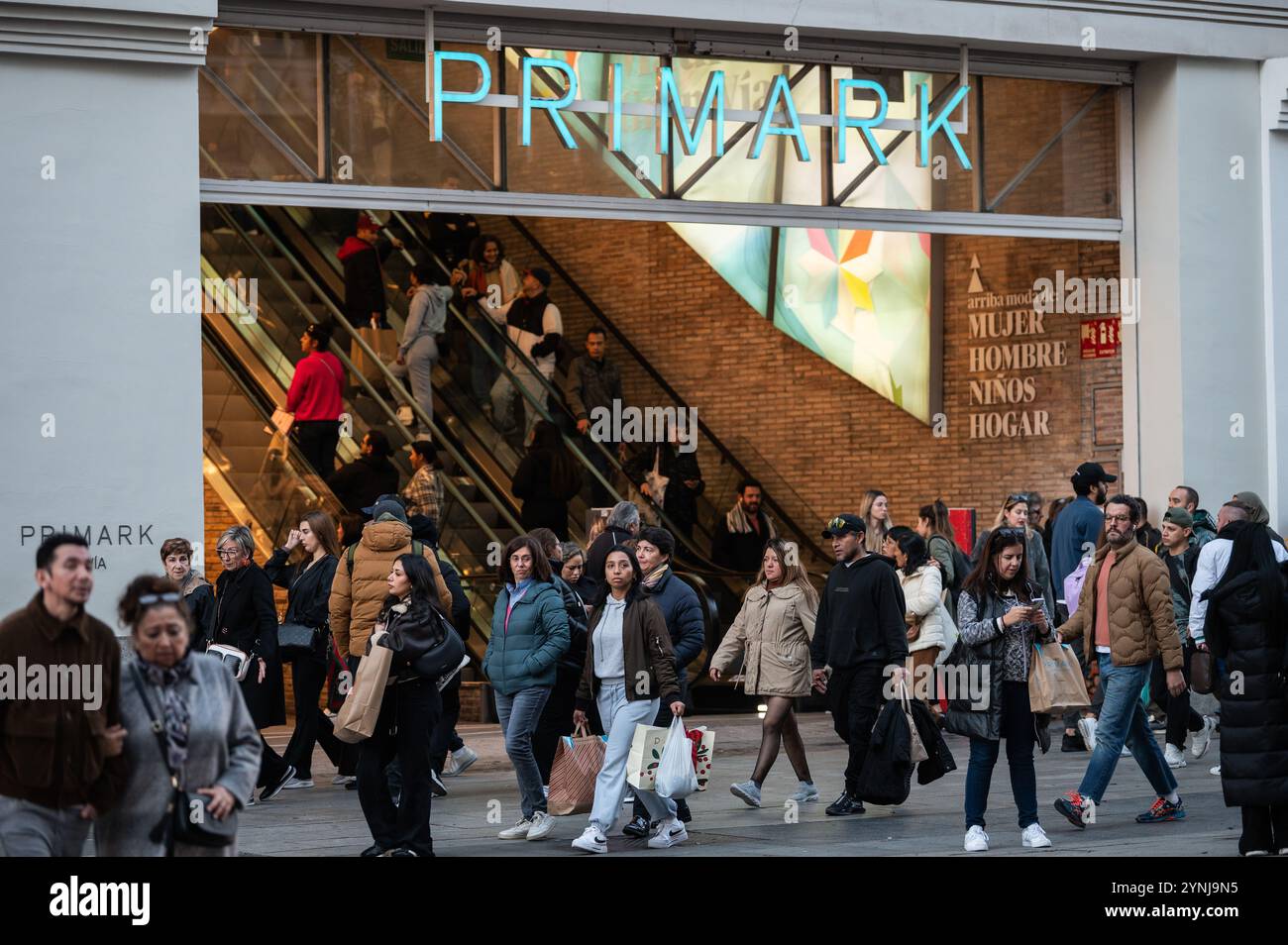 Madrid, Spagna. 25 novembre 2024. Persone all'ingresso del negozio Primark ahed del Black Friday. Crediti: Marcos del Mazo/Alamy Live News Foto Stock