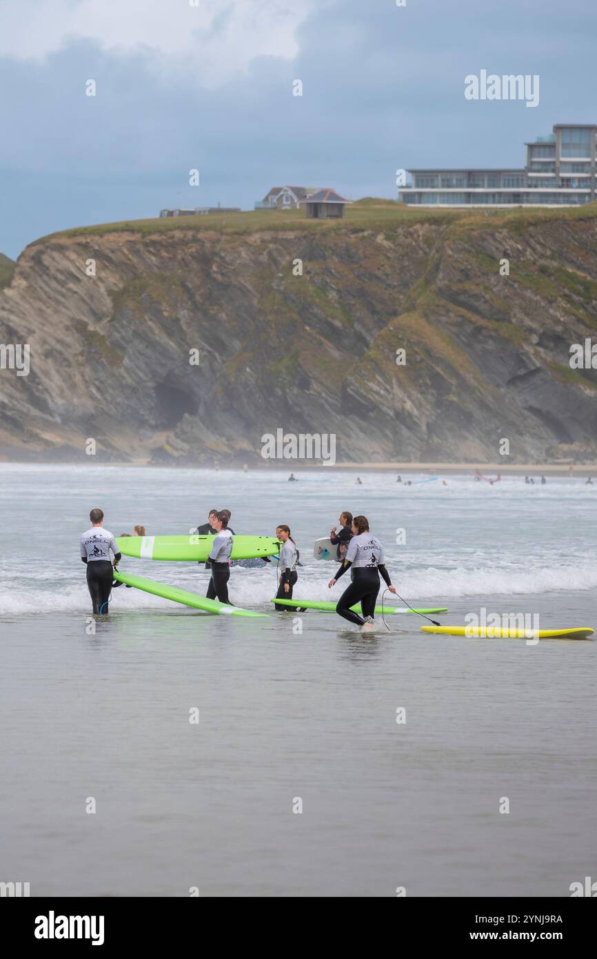 Turisti che si godono una lezione di surf sul GT Great Western Beach a Newquay, in Cornovaglia, nel Regno Unito. Foto Stock