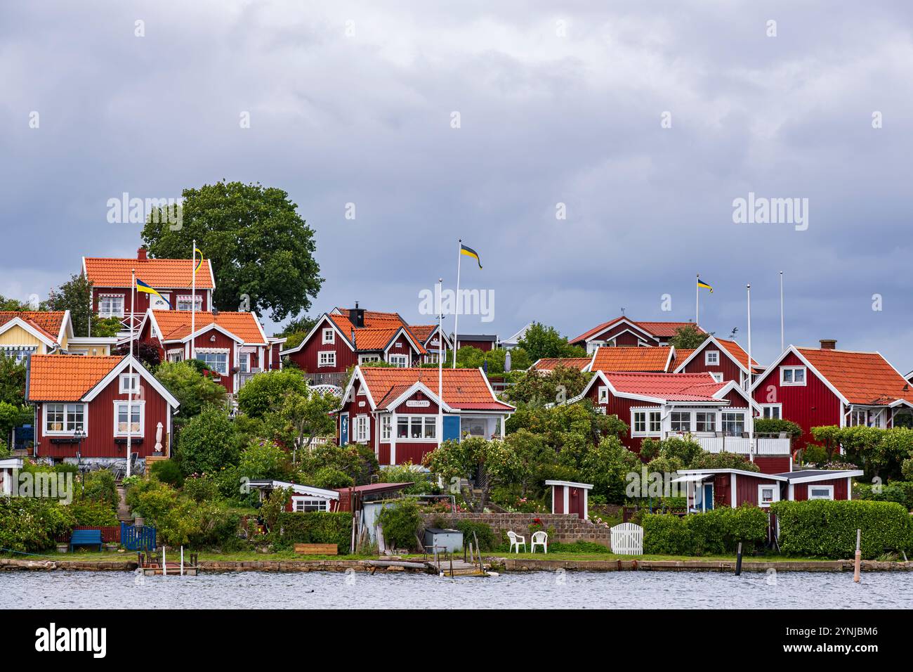 Vista dall'isola di Saltö alla famosa colonia di giardini di Brändaholm sull'isola di Dragsö, Karlskrona, Blekinge, Svezia. Foto Stock