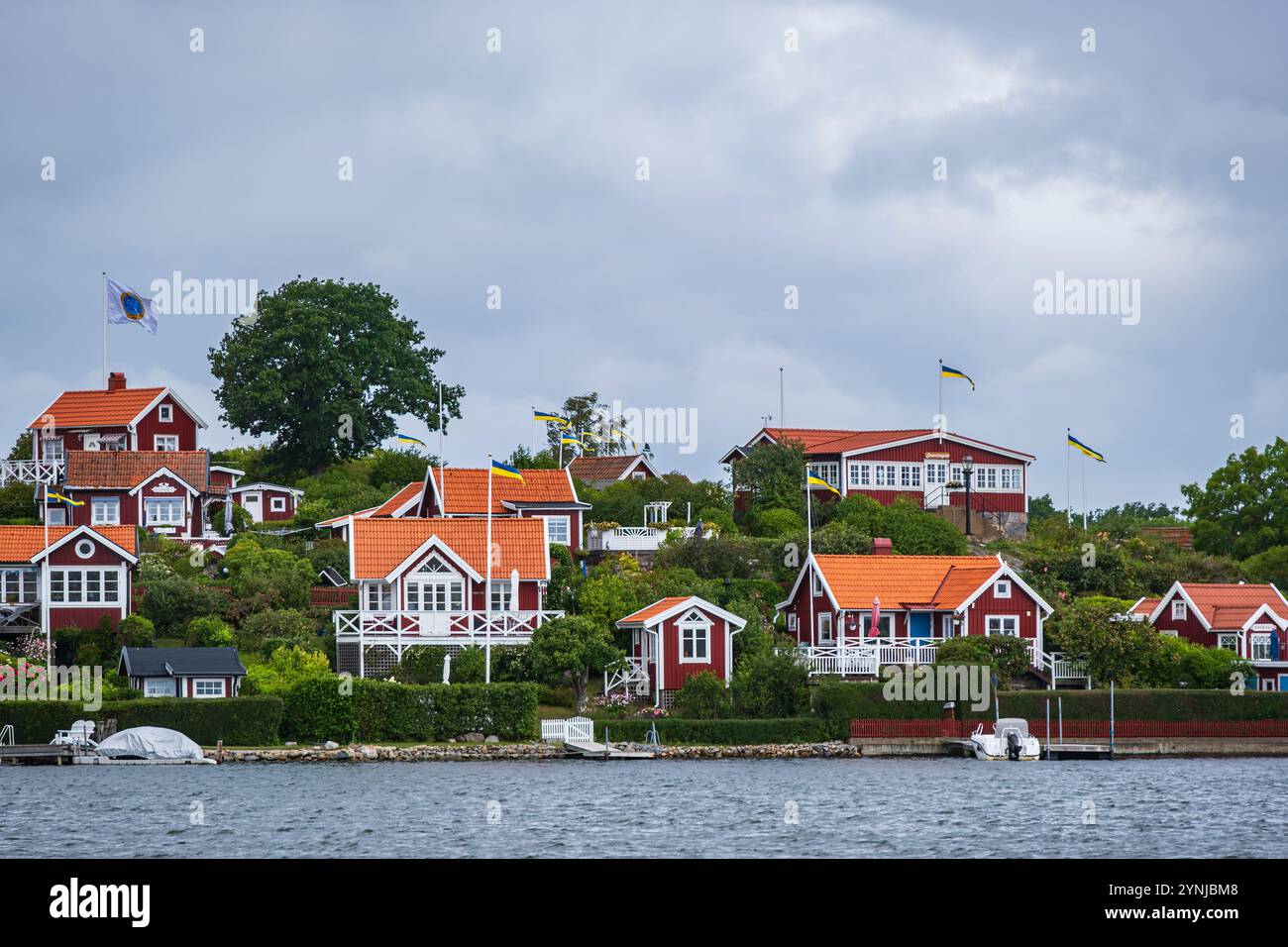 Vista dall'isola di Saltö alla famosa colonia di giardini di Brändaholm sull'isola di Dragsö, Karlskrona, Blekinge, Svezia. Foto Stock