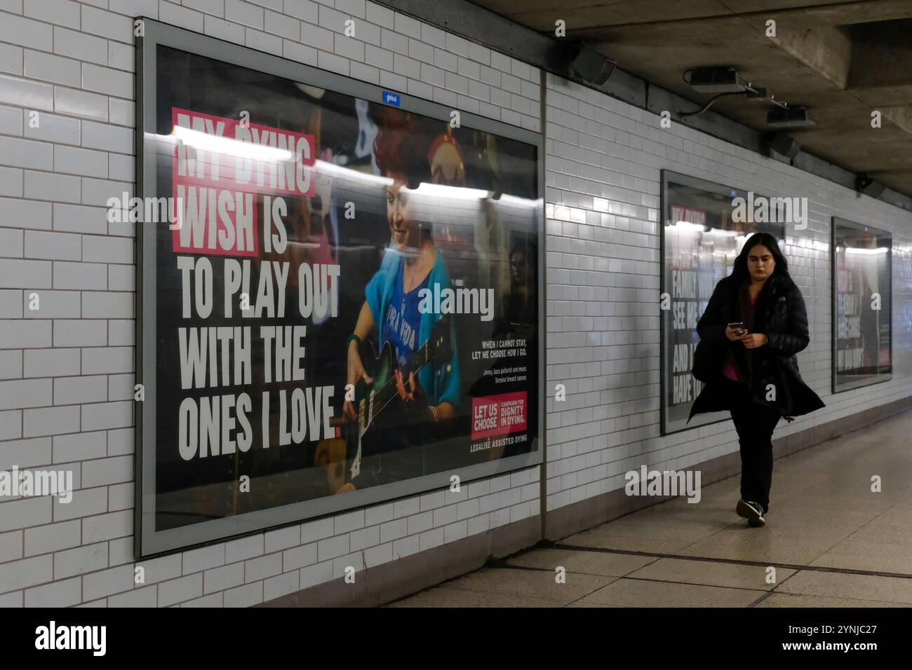 Londra, Regno Unito. 26 novembre 2024. I manifesti della campagna Dignity in Dying sono visibili nella stazione della metropolitana di Westminster, davanti al voto assistito Dying Bill in Parlamento venerdì. Credito: Fotografia dell'undicesima ora/Alamy Live News Foto Stock