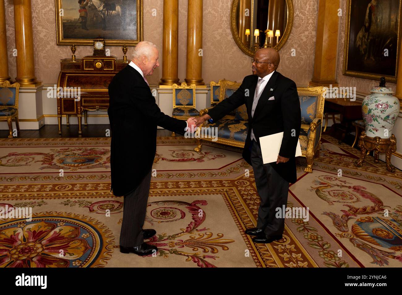 Sua Eccellenza il signor Shimane Gaokgethelwe Lawrence Kelaotswe presenta le sue credenziali a re Carlo III durante un'udienza privata a Buckingham Palace, Londra. Data foto: Martedì 26 novembre 2024. Foto Stock