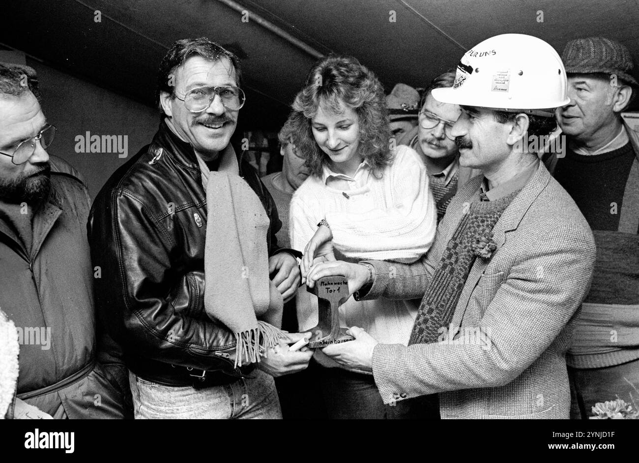 Der Schauspieler Götz George 2.v.l., bekannt als Tatort-Kommisar Schimanski, besucht am 10.12.1987 die streikenden Stahlarbeiter a Duisburg. MIT auf dem foto ist der Betriebsratsvorsitzende Manfred Bruckschen L. Arbeitskampf in der Stahlindustrie *** attore Götz George 2 V l , noto come il detective Schimanski sulla scena del crimine, visita gli acciaiaiai in sciopero a Duisburg il 10 12 1987 nella foto è presente anche il presidente del consiglio dei lavori Manfred Bruckschen L azione industriale nel settore siderurgico Foto Stock