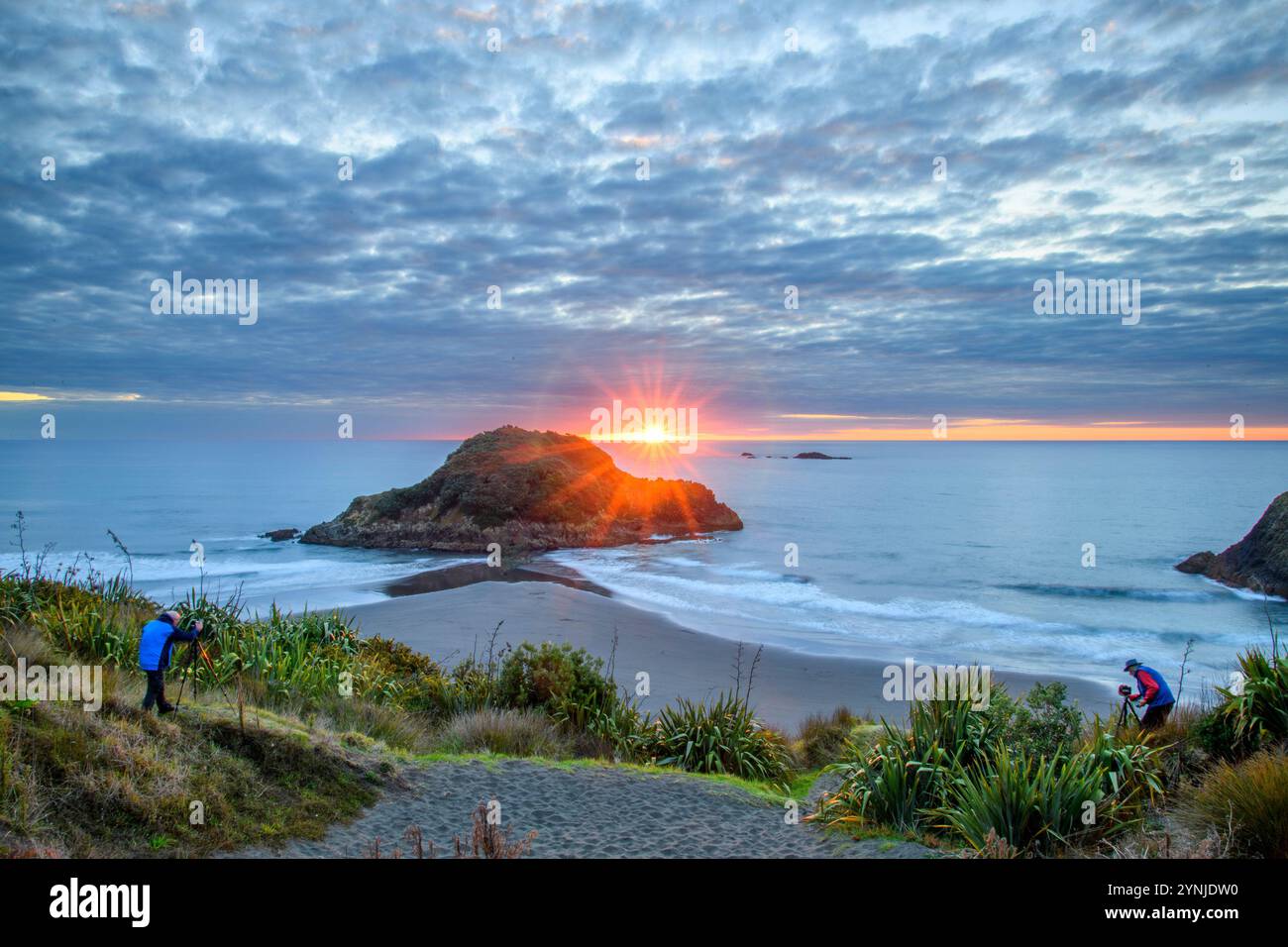 Nuova Zelanda, Isola del Nord, nuova Plymouth, Paritutu Centenial Park, tramonto con fotografi Foto Stock