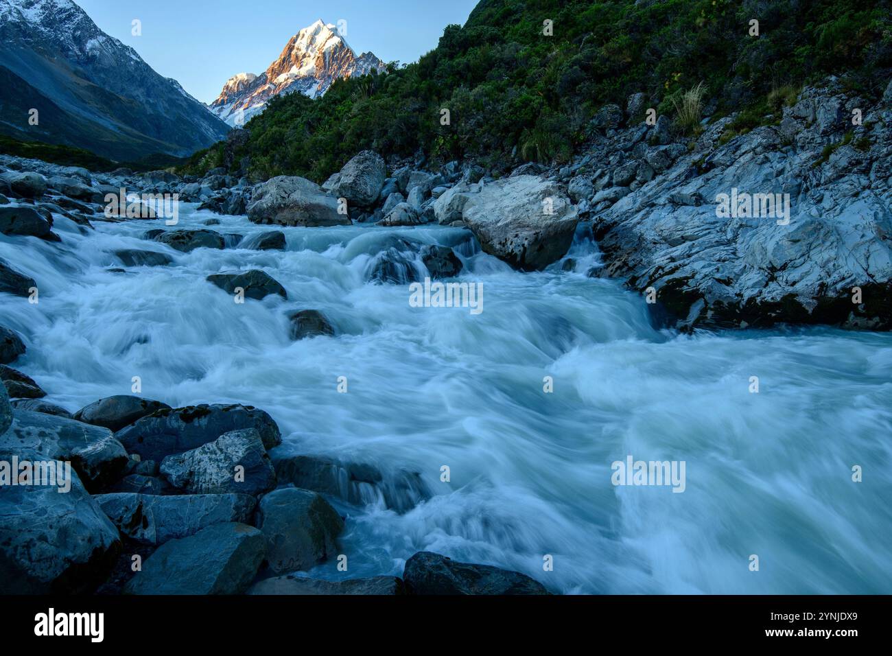 Nuova Zelanda, Isola del Sud, Alpi meridionali, Parco Nazionale del Monte Cook, Aoraki, Monte Cook e fiume Hooker Foto Stock