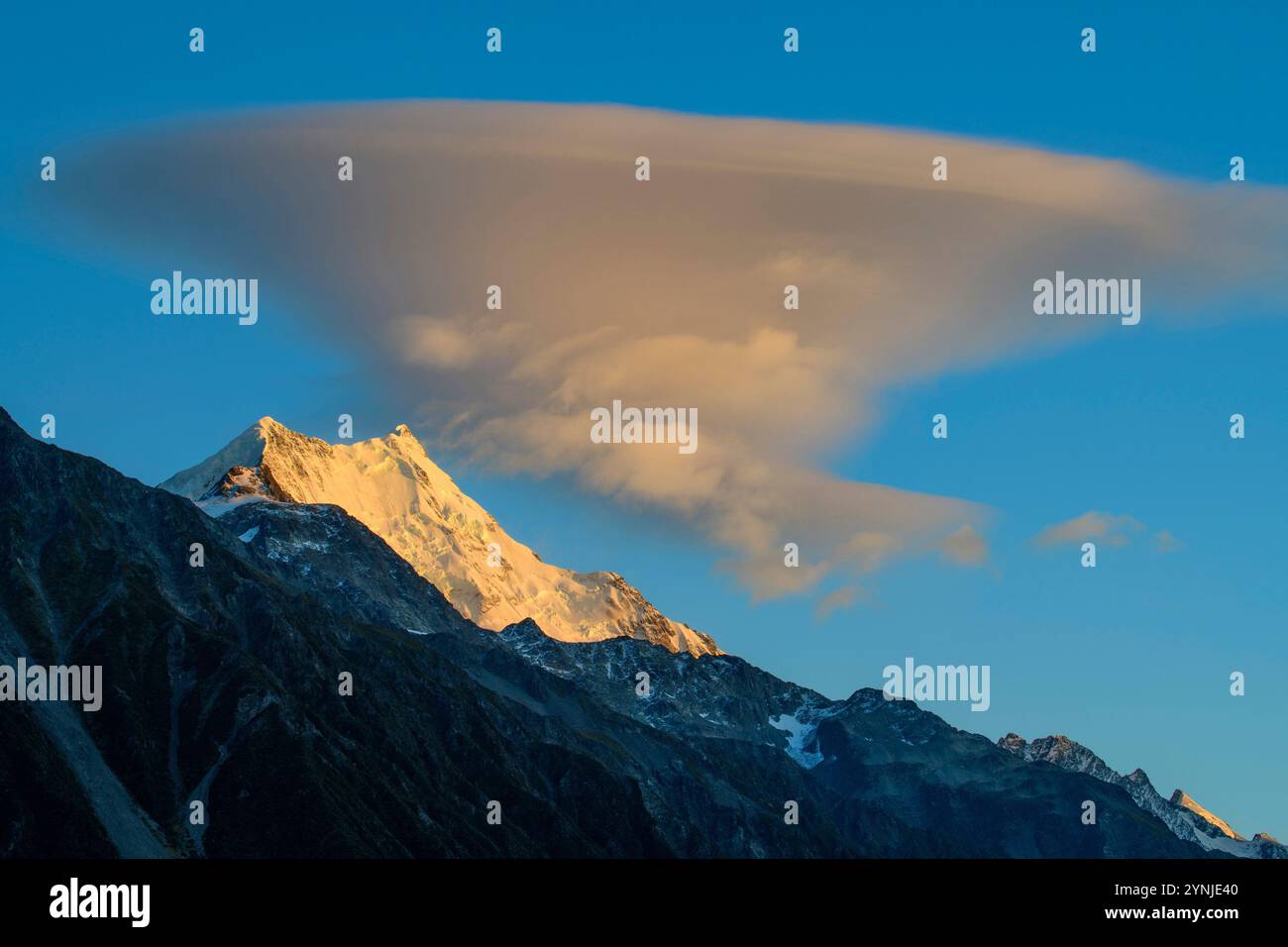 Nuova Zelanda, Isola del Sud, Alpi meridionali, Monte Cook, Parco Nazionale, Aoraki, nuvola lenticolare all'alba Foto Stock