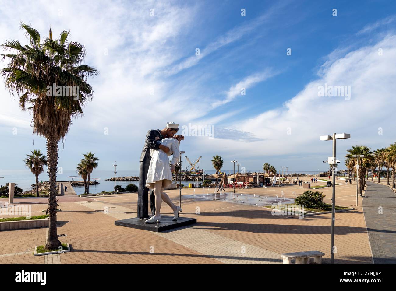 Civitavecchia, Italia - 13 novembre 2024: La statua della "resa incondizionata" di un marinaio che bacia un'infermiera sul lungomare Foto Stock