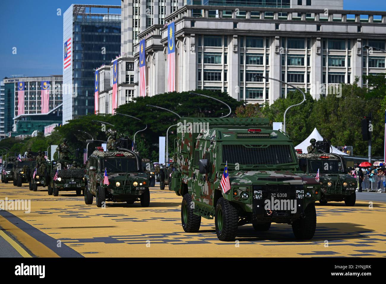 L'esercito malese ha preso parte alle prove durante la giornata nazionale della Malesia il 29 agosto a Putrajaya, in Malesia. Foto Stock
