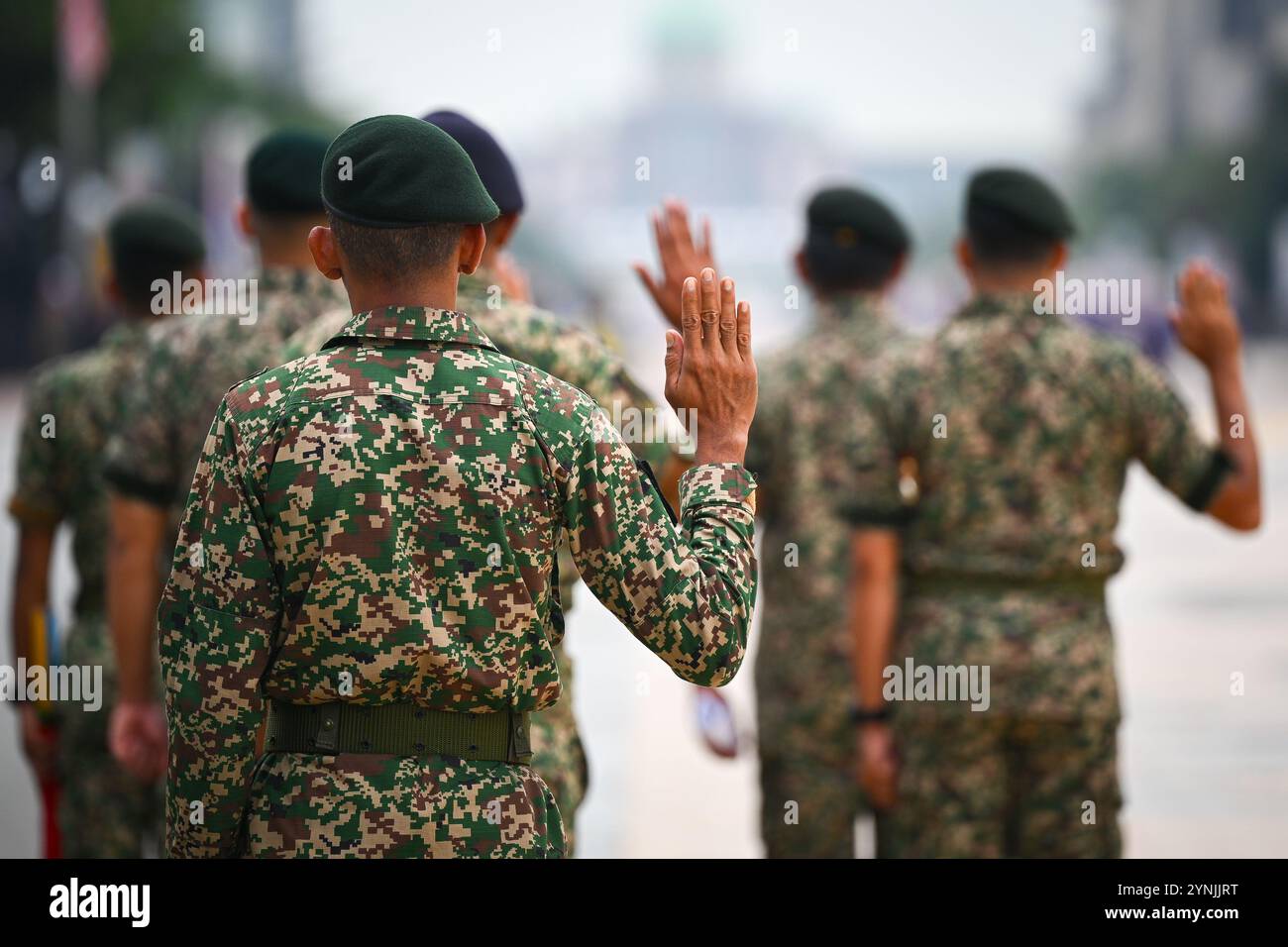 Gli ufficiali dell'esercito prestarono giuramento durante le prove durante la giornata nazionale della Malesia il 29 agosto a Putrajaya, in Malesia. Foto Stock