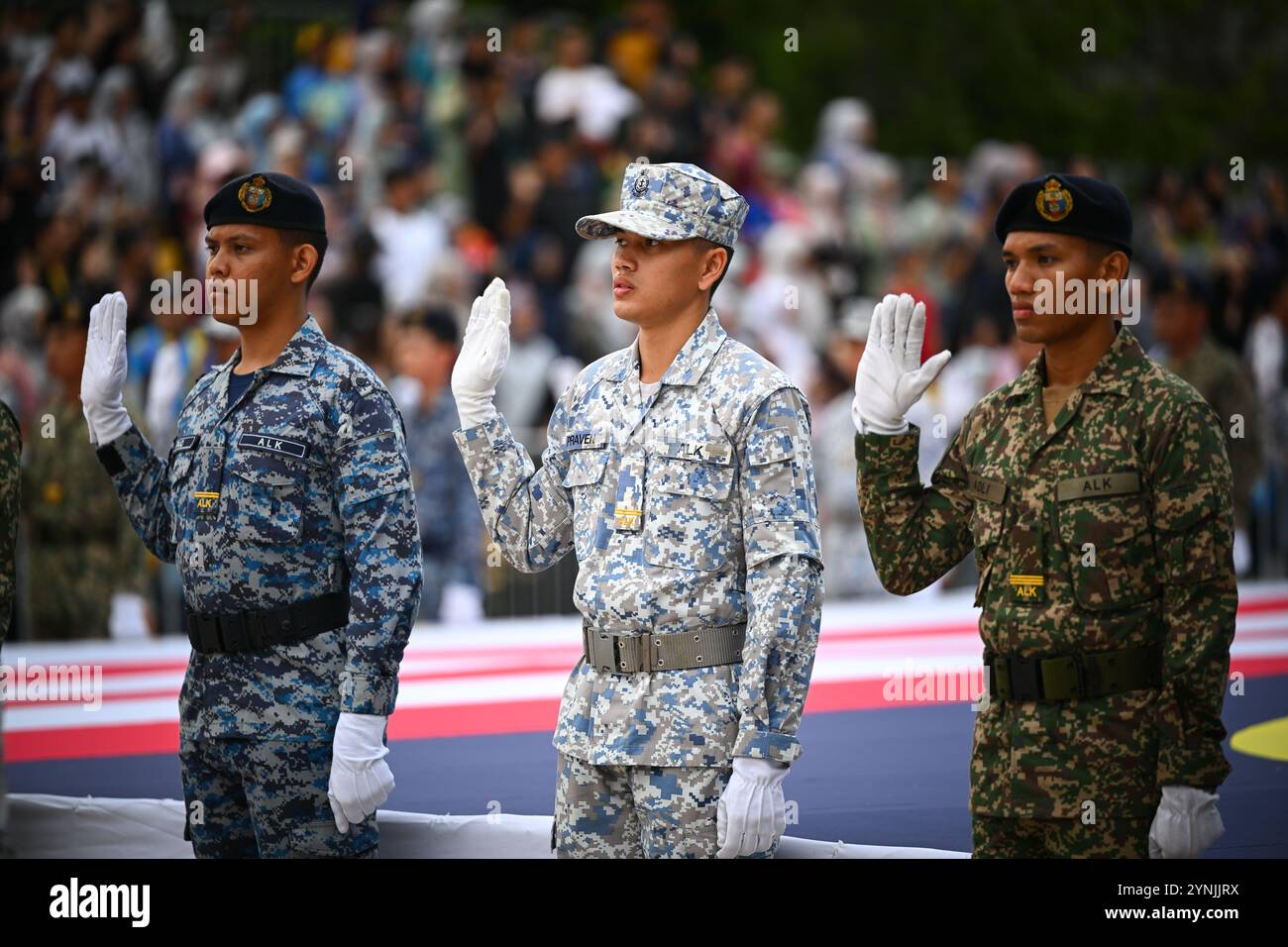 Cadetti dell'esercito giurano durante le prove durante la giornata nazionale della Malesia il 29 agosto a Putrajaya, in Malesia. Foto Stock