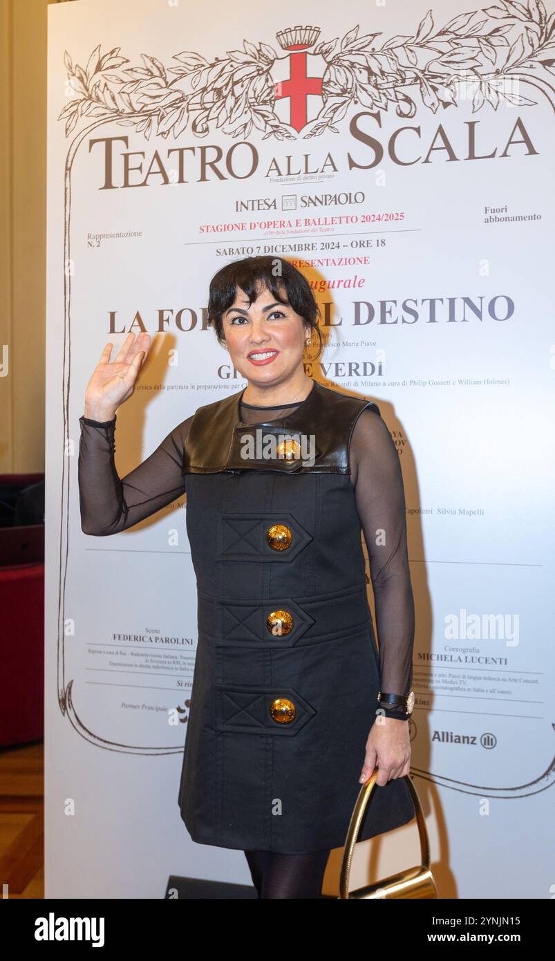 Milano, Italia. 26 novembre 2024. Anna Netrebko con altri attori durante la Conferenza stampa per presentare "la forza del destino" l'Opera inaugurale della stagione 2024/2025 del Teatro alla Scala - Milano, Italia - Marted&#xec;, 26 novembre 2024 (foto Stefano porta/LaPresse) Conferenza stampa per presentare "la forza del destino", l'opera inaugurale della stagione 2024/2025 del Teatro alla Scala - Milano, Italia - martedì, 26 novembre 2024 (foto Stefano porta/LaPresse Credit): LaPresse Live/Alamy News Foto Stock
