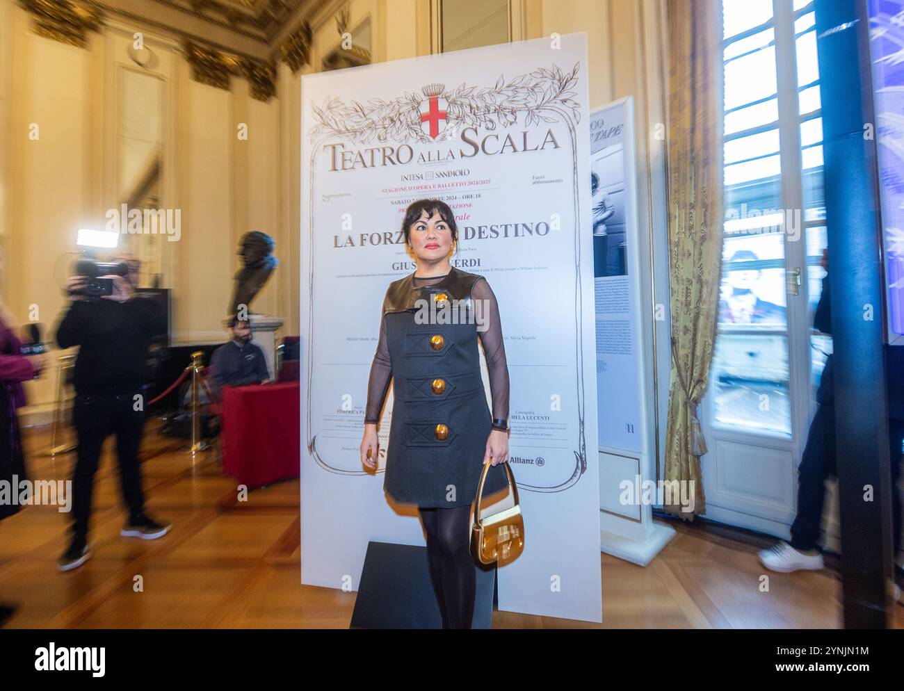 Milano, Italia. 26 novembre 2024. Anna Netrebko con altri attori durante la Conferenza stampa per presentare "la forza del destino" l'Opera inaugurale della stagione 2024/2025 del Teatro alla Scala - Milano, Italia - Marted&#xec;, 26 novembre 2024 (foto Stefano porta/LaPresse) Conferenza stampa per presentare "la forza del destino", l'opera inaugurale della stagione 2024/2025 del Teatro alla Scala - Milano, Italia - martedì, 26 novembre 2024 (foto Stefano porta/LaPresse Credit): LaPresse Live/Alamy News Foto Stock