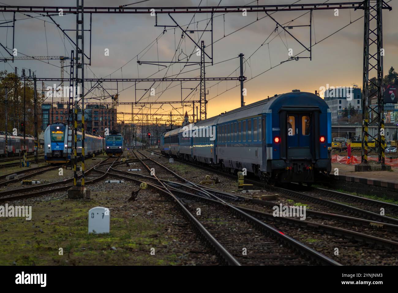 Treni e piattaforme in ricostruzione della stazione Smichov di Praga CZ 11 22 2024 Foto Stock