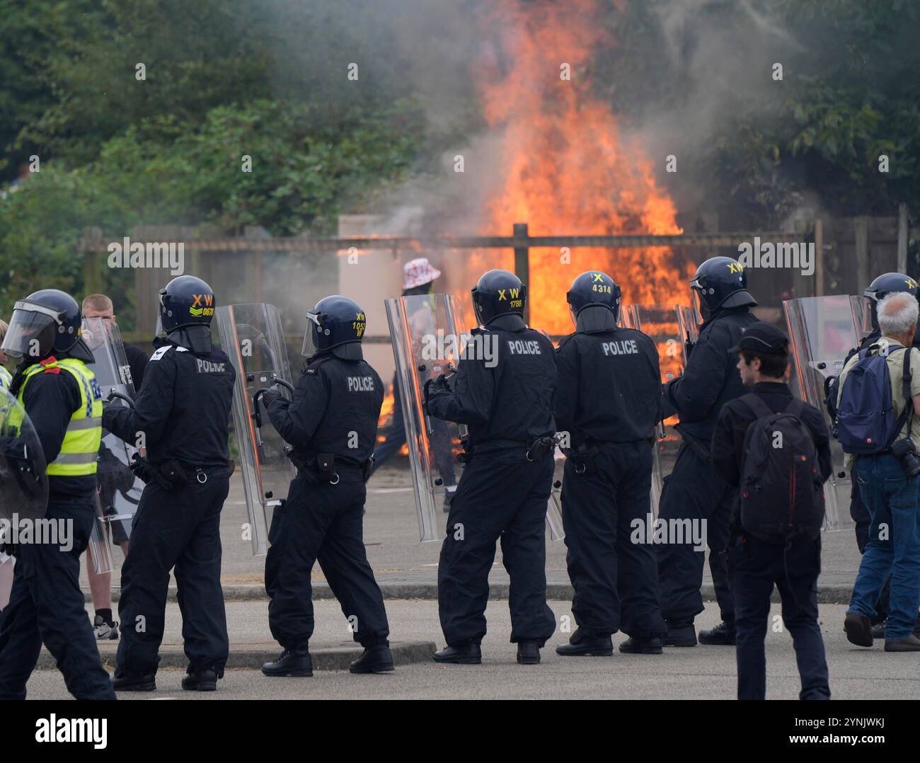 Foto del file datata 04/08/24 di Scott Greenwood (centro dello sfondo nel cappello della bandiera di San Giorgio) da un generatore durante una dimostrazione anti-immigrazione fuori dall'Holiday Inn Express a Rotherham, South Yorkshire. Scott Greenwood, che ha dato fuoco al generatore mentre una folla assediava un hotel che ospitava richiedenti asilo, è stato incarcerato per sei anni. Data di pubblicazione: Martedì 26 novembre 2024. Foto Stock