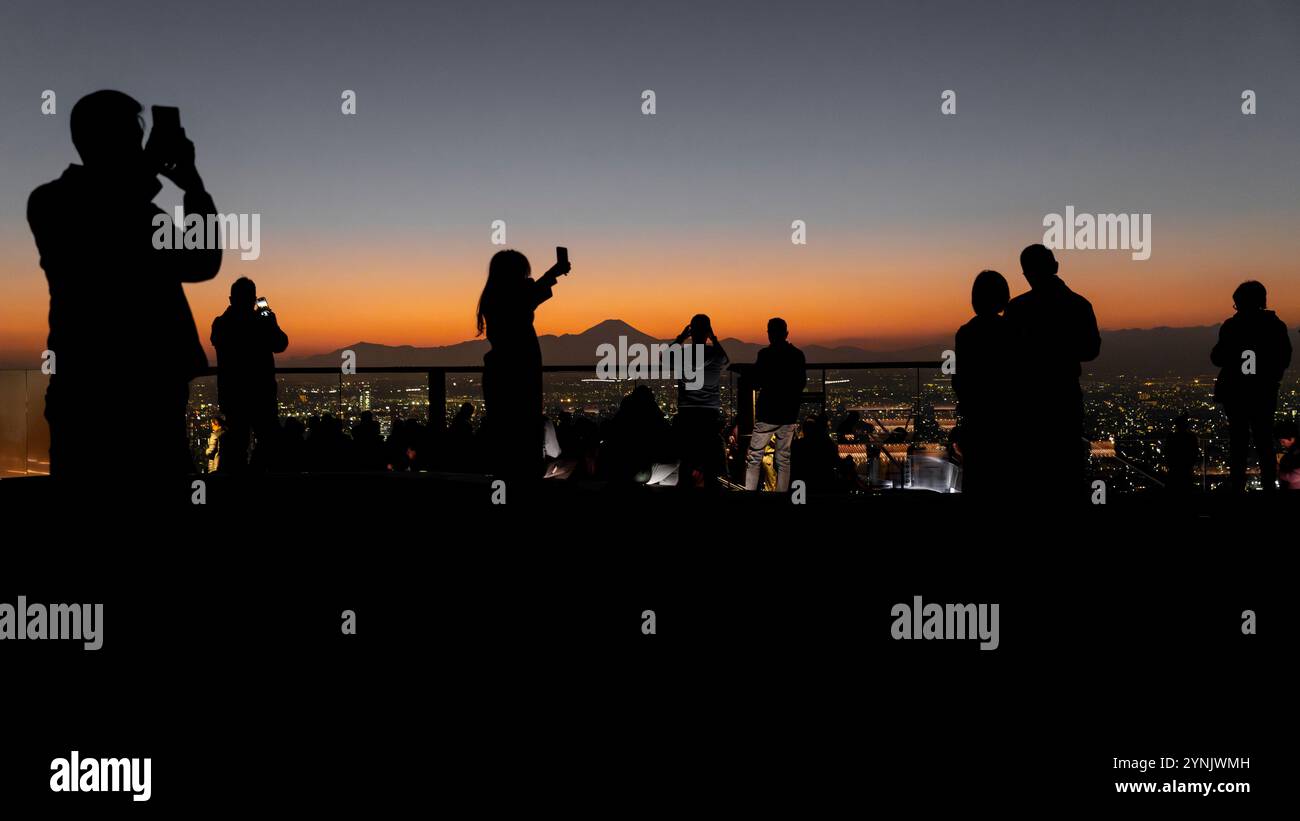 I turisti stanno scattando foto al monte fuji, tramonto sul tetto Shibuya Scramble tokyo, giappone Foto Stock