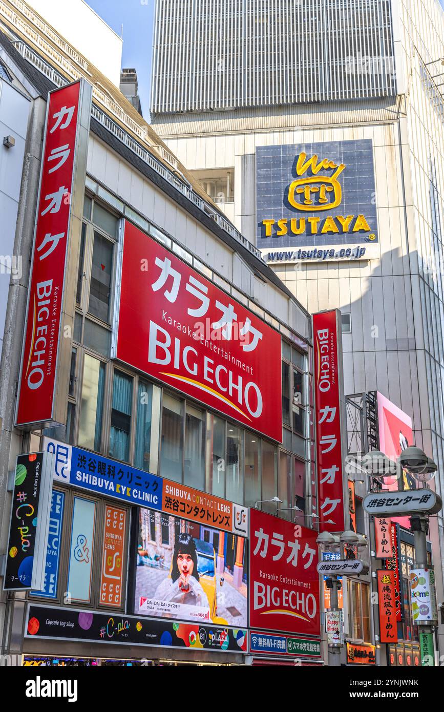 Grande eco di karaoke e cartelli dei negozi tsutaya che dominano lo skyline di shibuya, tokyo, giappone Foto Stock