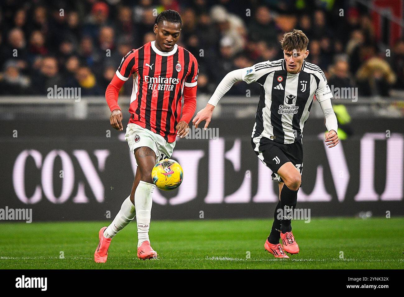 Rafael LEAO dell'AC Milan e Nicolo SAVONA della Juventus durante il campionato italiano di serie A tra l'AC Milan e la Juventus FC il 23 novembre 2024 allo stadio San Siro di Milano, Italia - foto Matthieu Mirville (A Gandolfo) / DPPI Foto Stock