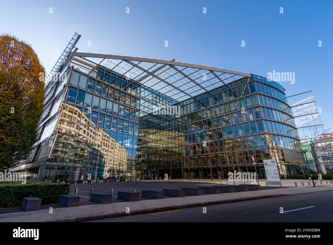 Vista esterna del Campus Biotech, un centro svizzero che ospita istituti di ricerca e aziende di biotecnologia, Ginevra, Svizzera Foto Stock