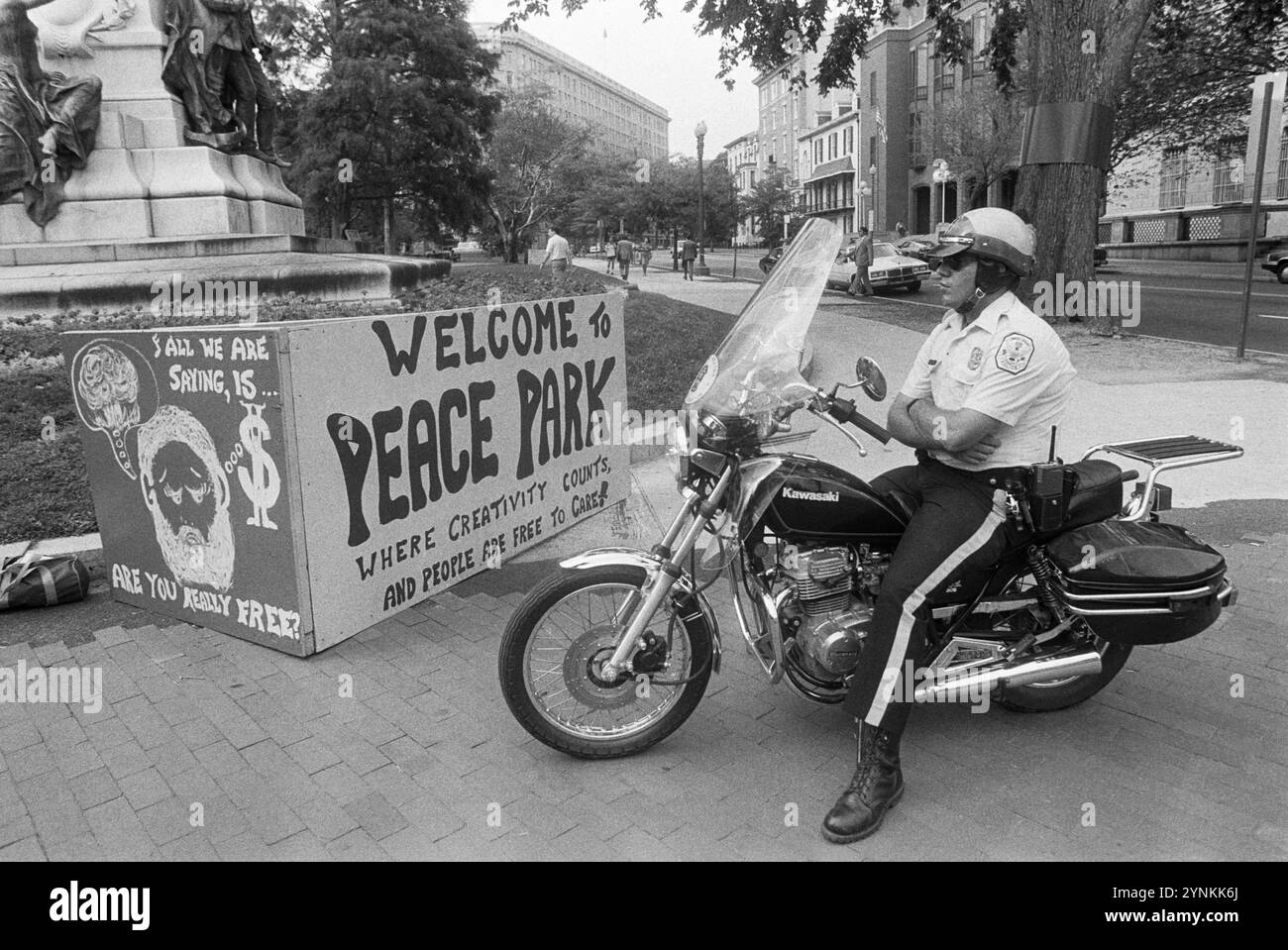 - USA, Washington, DC, presidium di protesta delle organizzazioni per la pace nel parco di fronte alla Casa Bianca (luglio 1985) - USA, Washington, DC, presidio di protesta di organizzazioni pacifiste nel parco di fronte alla Casa Bianca (luglio 1985) Foto Stock