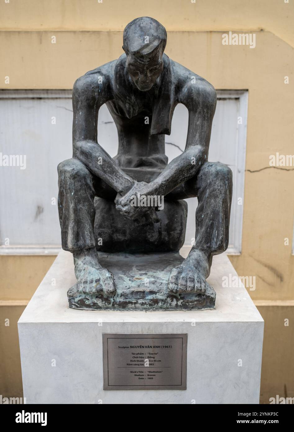 Scultura di bronzo "meditazione" di Nguyen Van Anh all'esterno del Museo delle Belle Arti di ho chi Minh City Vietnam Foto Stock