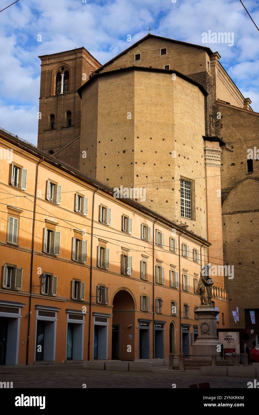 Bologna, Italia. 6 ottobre 2024 - Piazza Galvani e Basilica di San Petronio Foto Stock