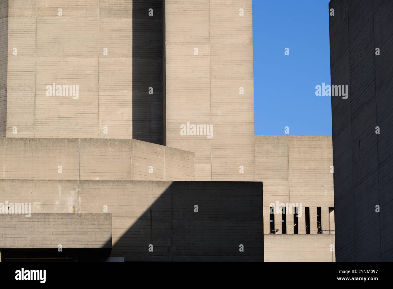 Il Teatro Nazionale, parte del Southbank Centre. Il teatro è stato progettato dall'architetto Denys Lasdun in stile brutalista ed è stato aperto nel 19 Foto Stock