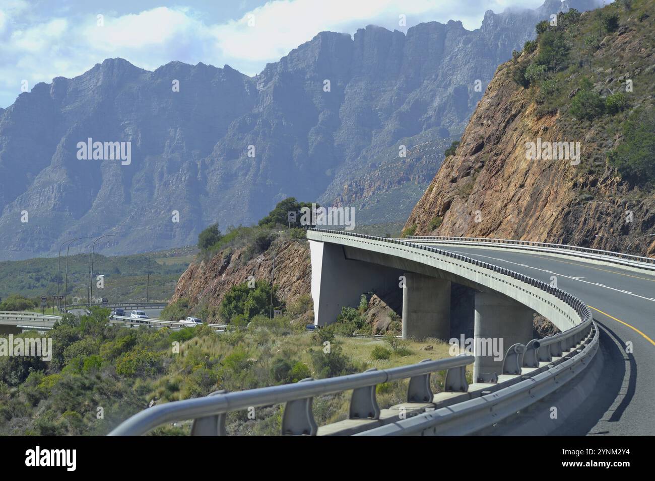 Viadotto di Hugosriver sopra la valle di Hugosriver nel passo di Du Toitskloof tra Worcester e Paarl nel Capo Occidentale. Foto Stock