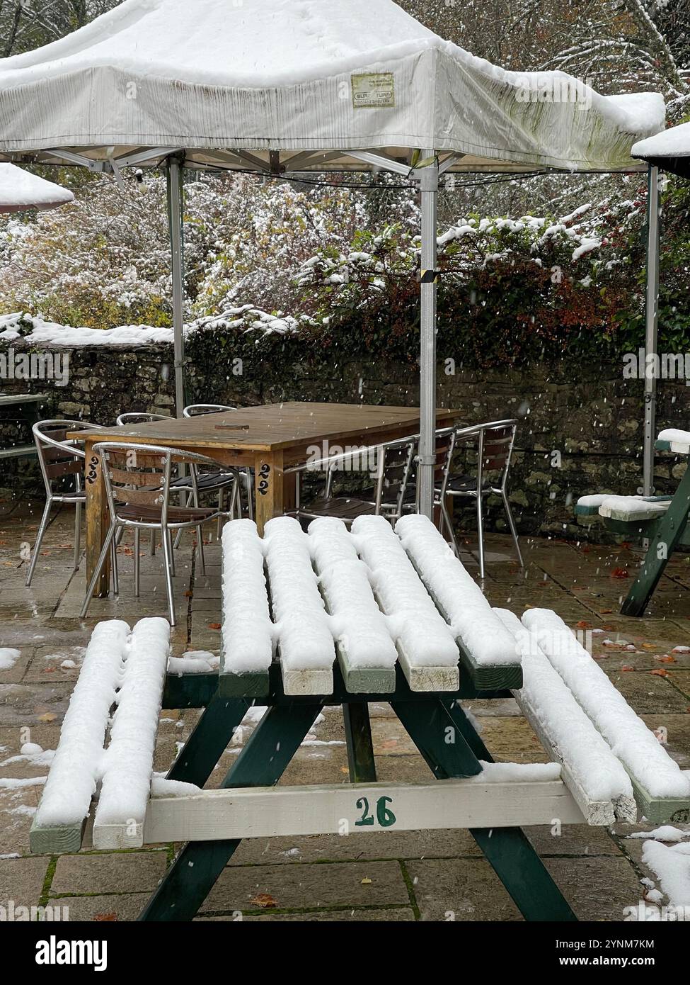 Neve sul tavolo all'aperto numero 26 - Immagine stock catturata con smartphone