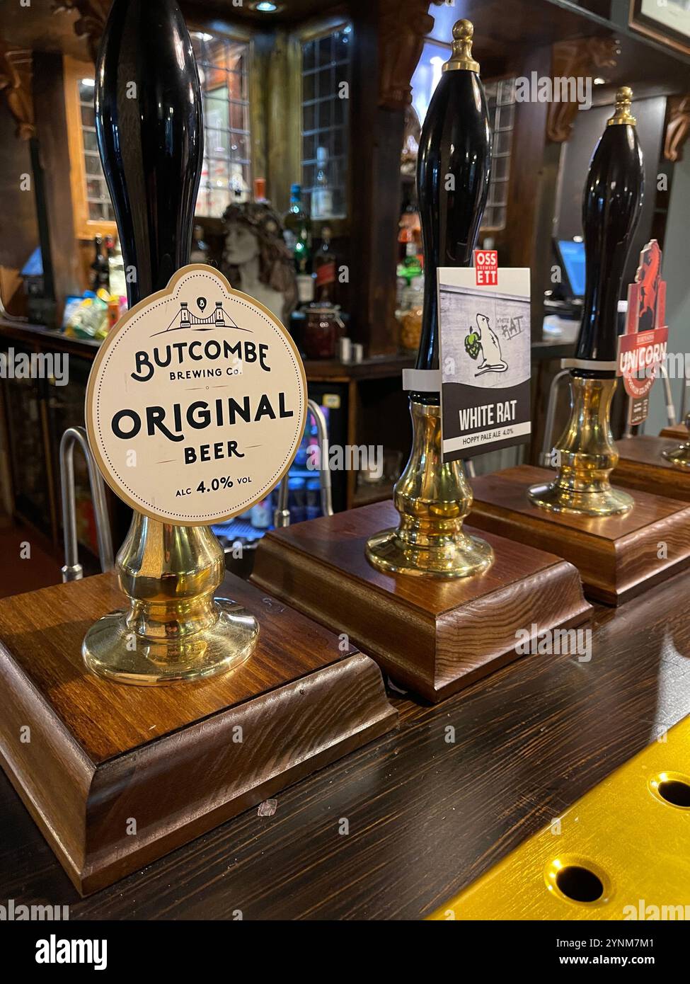 Pompe di birra spillate a mano in un pub del Cheshire. - Immagine stock catturata con smartphone