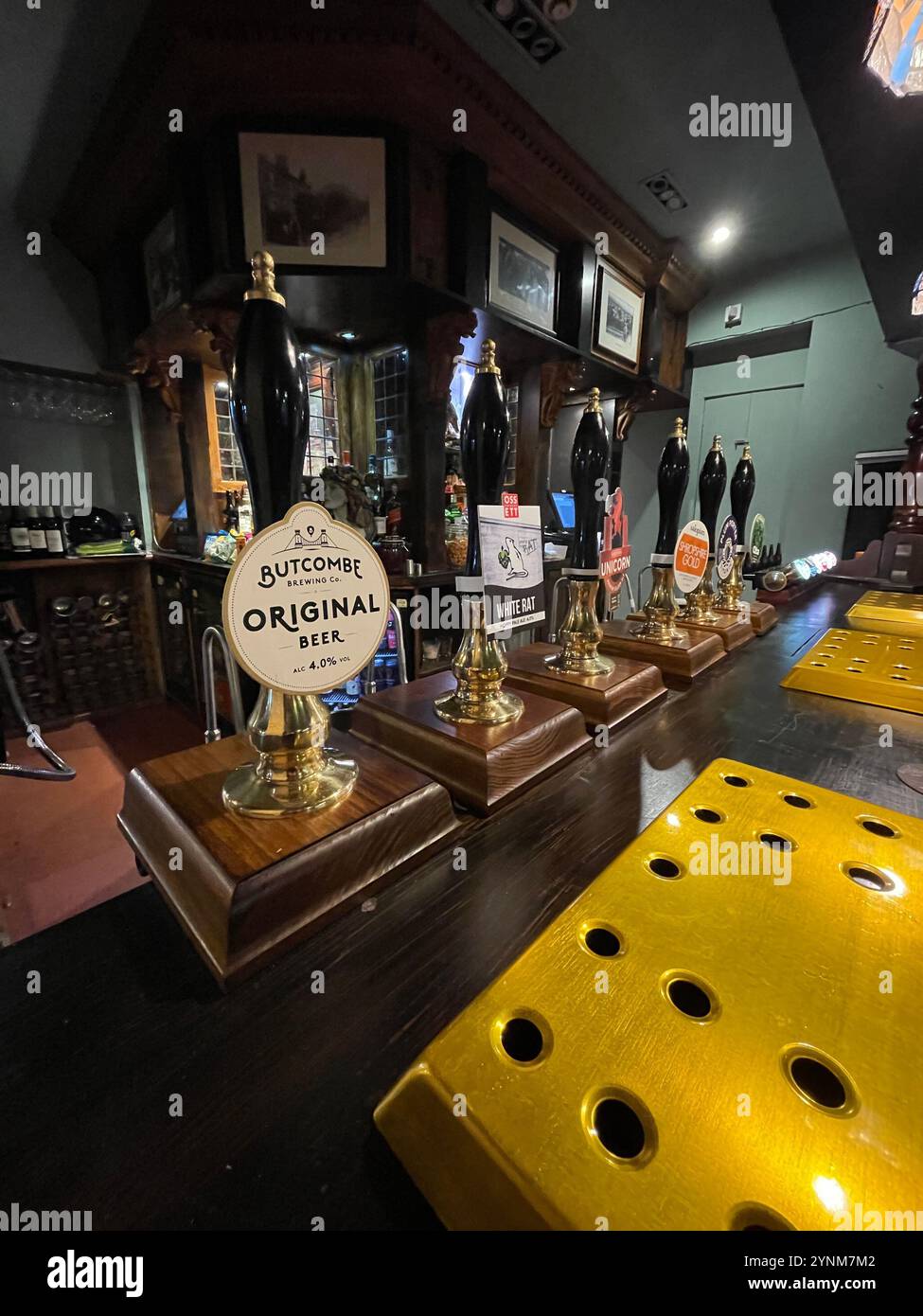 Pompe di birra spillate a mano in un pub del Cheshire. - Immagine stock catturata con smartphone