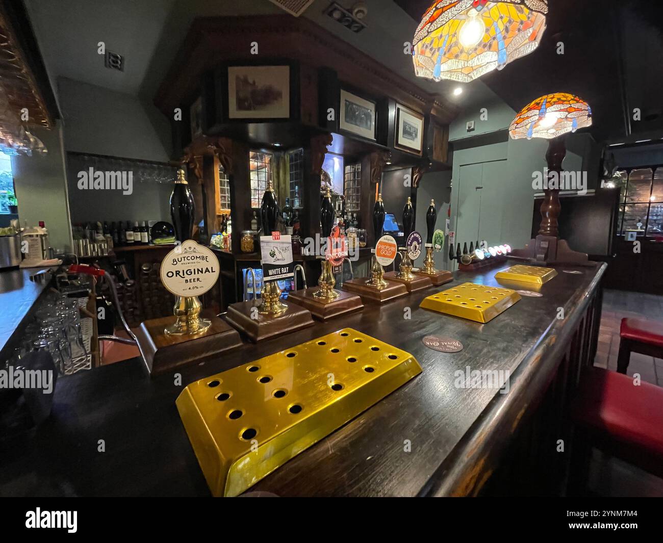 Pompe di birra spillate a mano in un pub del Cheshire. - Immagine stock catturata con smartphone