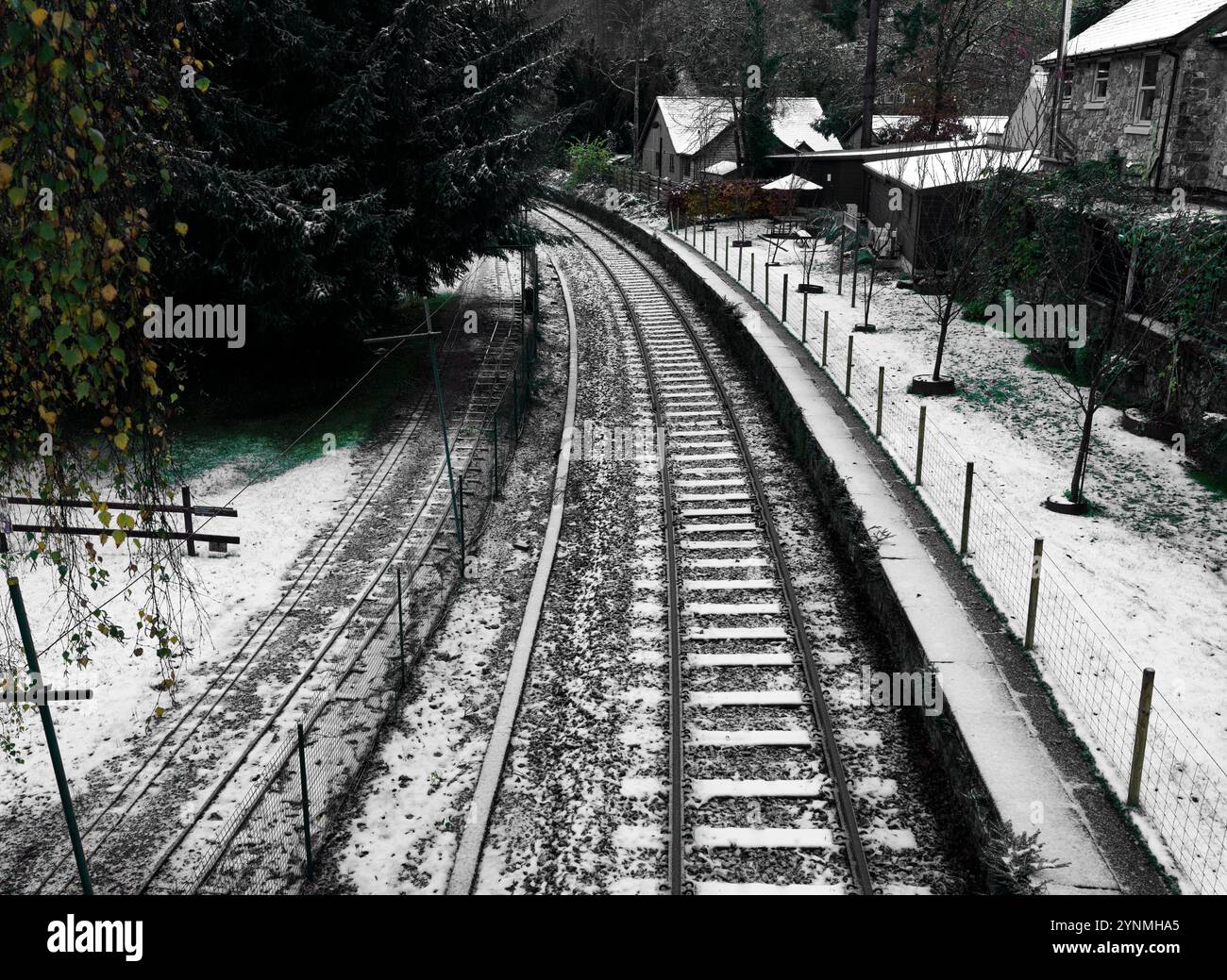 Pista monorotaia piena di neve presso la stazione ferroviaria nel villaggio turistico di Betwys y Coed, Galles, in un giorno d'inverno. Foto Stock