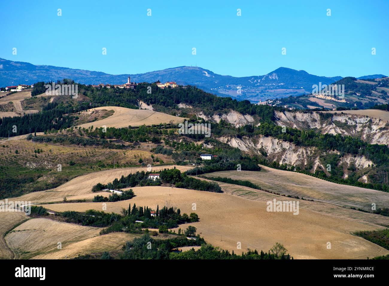 Campi arati su una collina contro il cielo Foto Stock