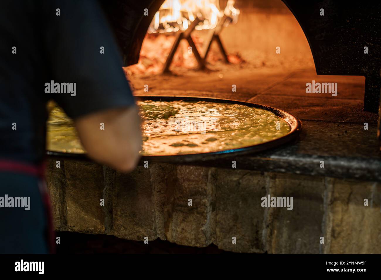 La farinata, tipica ricetta italiana del forno a legna a base di farina di ceci molto comune anche nel sud della francia. Foto Stock