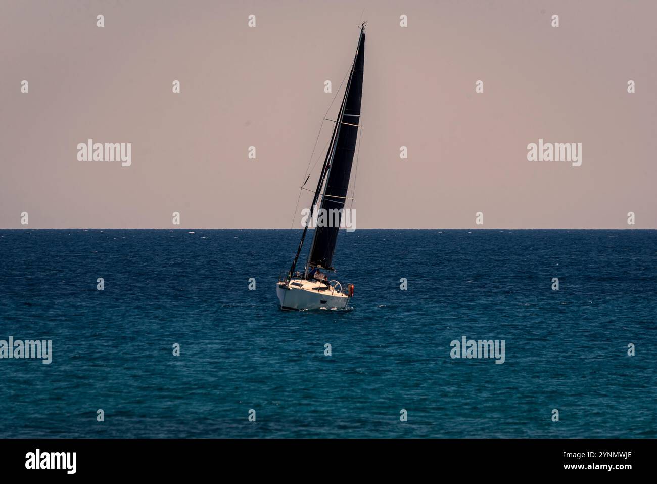 Barca a vela nel mare adriatico. Foto Stock